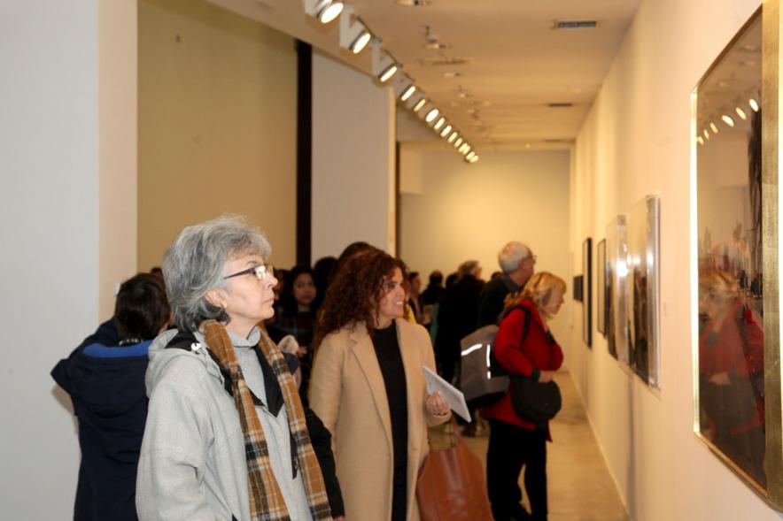 Presentación e Inauguración Exposición 25 Aniversario Colección de Fotografía de Alcobendas - Imagen de varios artistas recorriendo las salas del Centro de Arte de Alcobendas donde pueden ver sus obras expuestas.