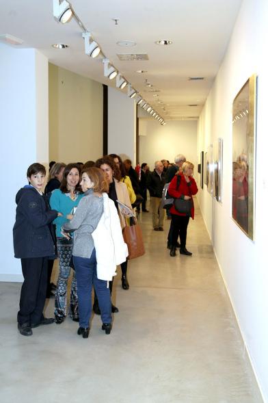 Presentación e Inauguración Exposición 25 Aniversario Colección de Fotografía de Alcobendas - Imagen de varios artistas recorriendo las salas del Centro de Arte de Alcobendas donde pueden ver sus obras expuestas.