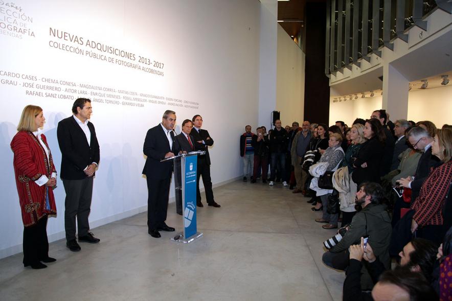 Presentación e Inauguración Exposición 25 Aniversario Colección de Fotografía de Alcobendas - Imagen de todas las autoridades asistentes al acto mientras uno de ellos se dirige a las personas allí reunidas.