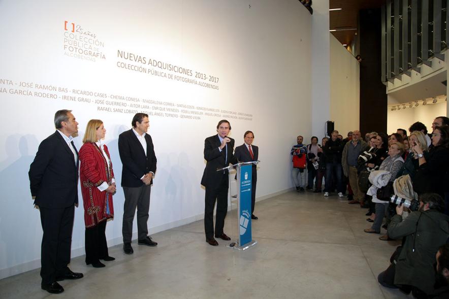 Presentación e Inauguración Exposición 25 Aniversario Colección de Fotografía de Alcobendas - Imagen de todas las autoridades asistentes al acto mientras uno de ellos se dirige a las personas allí reunidas.
