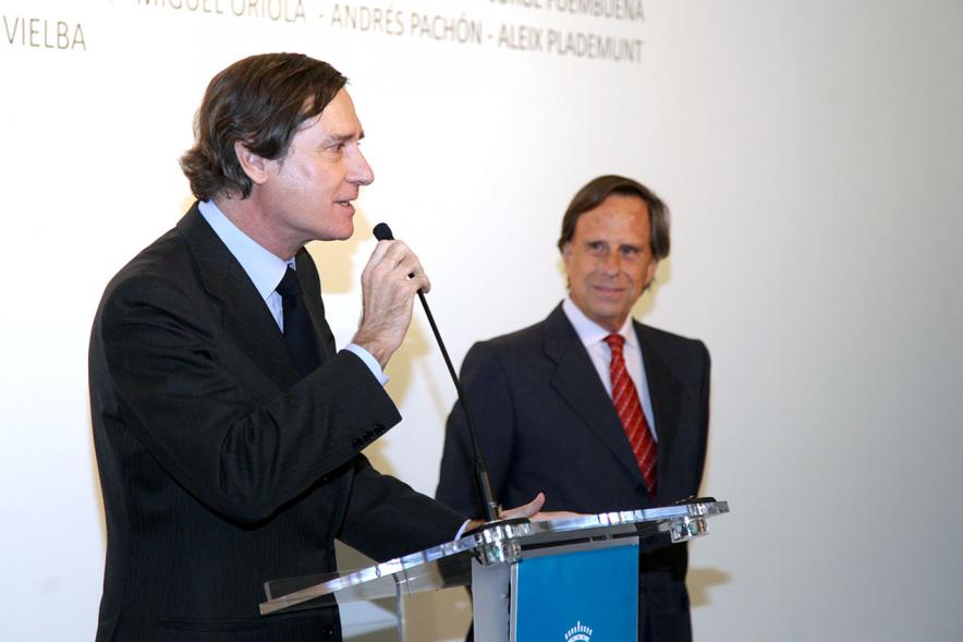 Presentación e Inauguración Exposición 25 Aniversario Colección de Fotografía de Alcobendas - Imagen de una de las autoridades asistentes al aniversario diciendo unas palabras en presencia del alcalde García de Vinuesa. 