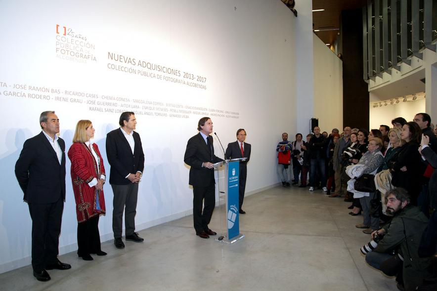 Presentación e Inauguración Exposición 25 Aniversario Colección de Fotografía de Alcobendas - Imagen de todas las autoridades asistentes al acto mientras uno de ellos se dirige a las personas allí reunidas.