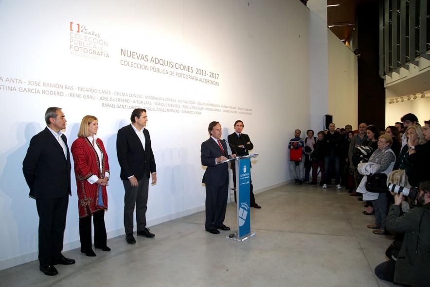 Presentación e Inauguración Exposición 25 Aniversario Colección de Fotografía de Alcobendas - Imagen del alcalde García de Vinuesa diciendo unas palabras en presencia de todas las autoridades asistentes al aniversario.