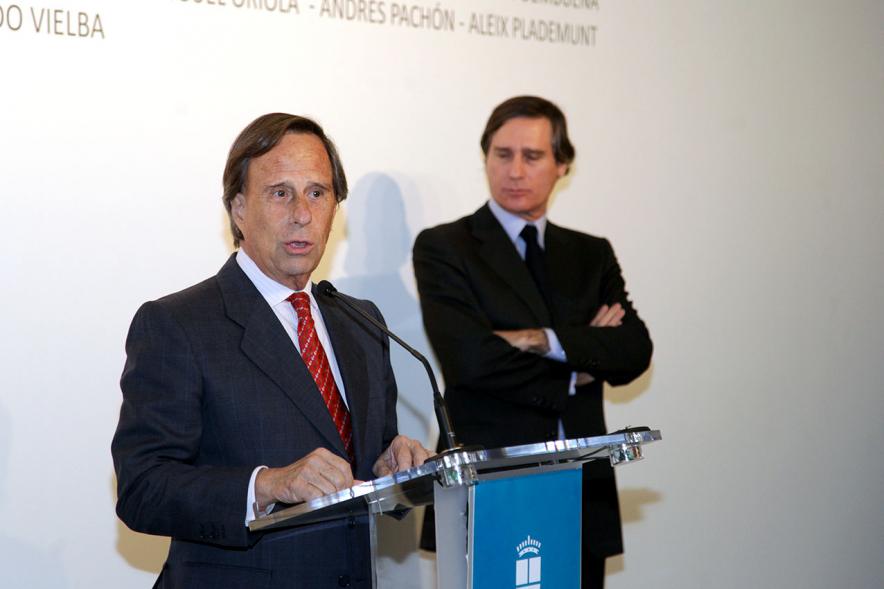 Presentación e Inauguración Exposición 25 Aniversario Colección de Fotografía de Alcobendas - Imagen del alcalde García de Vinuesa diciendo unas palabras a los asistentes al aniversario.
