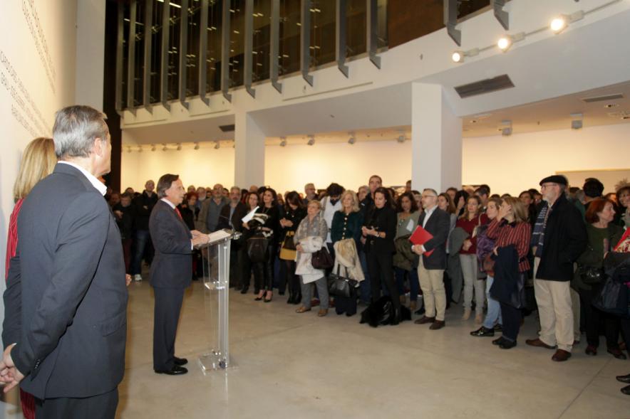 Presentación e Inauguración Exposición 25 Aniversario Colección de Fotografía de Alcobendas - Imagen del alcalde García de Vinuesa diciendo unas palabras a los asistentes al aniversario.