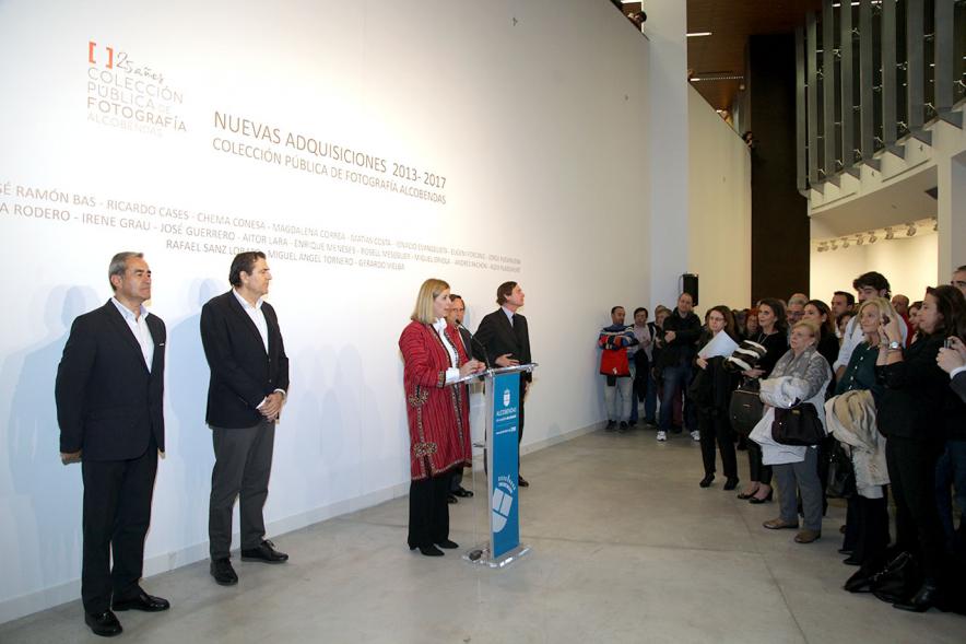 Presentación e Inauguración Exposición 25 Aniversario Colección de Fotografía de Alcobendas - Imagen de una de las autoridades asistentes al aniversario diciendo unas palabras en presencia del alcalde García de Vinuesa y otras autoridades.