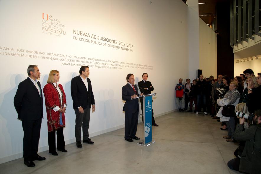 Presentación e Inauguración Exposición 25 Aniversario Colección de Fotografía de Alcobendas - Imagen del alcalde García de Vinuesa diciendo unas palabras a los asistentes al aniversario.