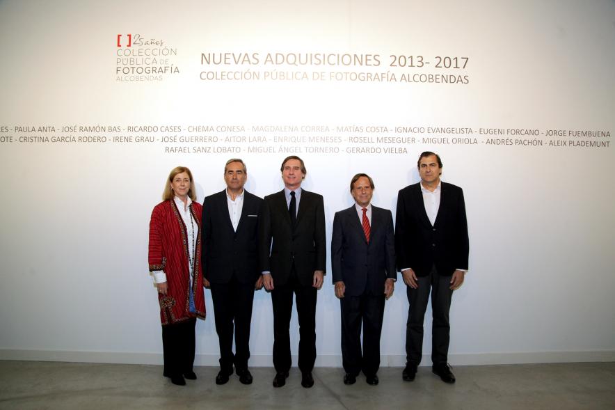 Presentación e Inauguración Exposición 25 Aniversario Colección de Fotografía de Alcobendas - Imagen de un posado de las autoridades asistentes al aniversario, entre ella el alcalde García de Vinuesa.