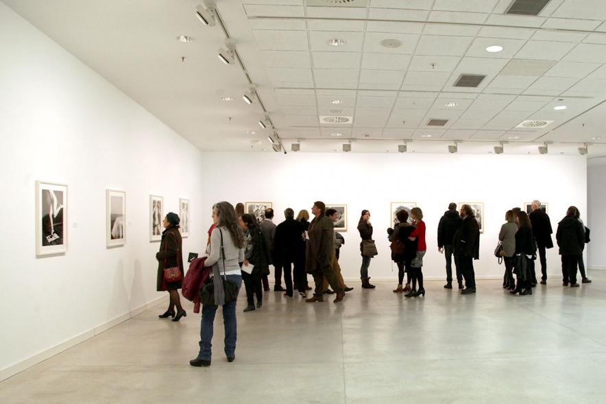 Presentación e Inauguración Exposición 25 Aniversario Colección de Fotografía de Alcobendas - Imagen de varios artistas recorriendo las salas del Centro de Arte de Alcobendas donde pueden ver sus obras expuestas.