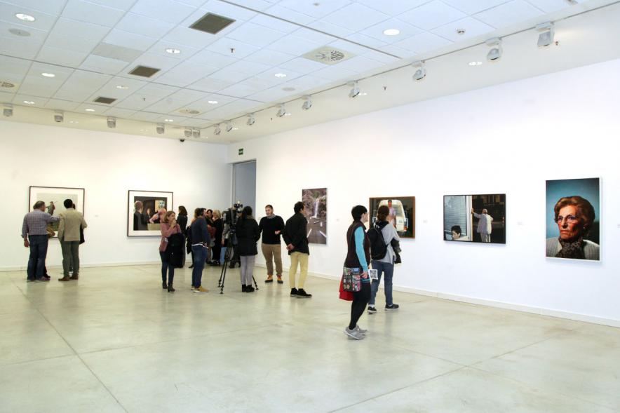 Presentación e Inauguración Exposición 25 Aniversario Colección de Fotografía de Alcobendas - Imagen de varios artistas recorriendo las salas del Centro de Arte de Alcobendas donde pueden ver sus obras expuestas.