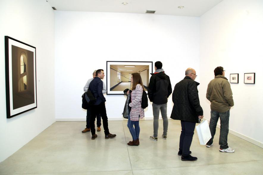 Presentación e Inauguración Exposición 25 Aniversario Colección de Fotografía de Alcobendas - Imagen de varios artistas recorriendo las salas del Centro de Arte de Alcobendas donde pueden ver sus obras expuestas.