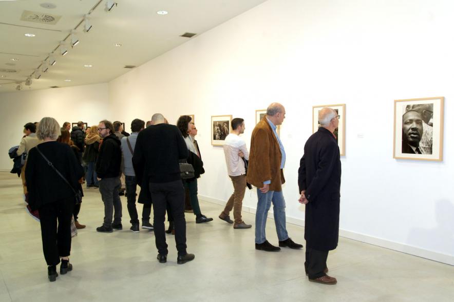 Presentación e Inauguración Exposición 25 Aniversario Colección de Fotografía de Alcobendas - Imagen de varios artistas recorriendo las salas del Centro de Arte de Alcobendas donde pueden ver sus obras expuestas.