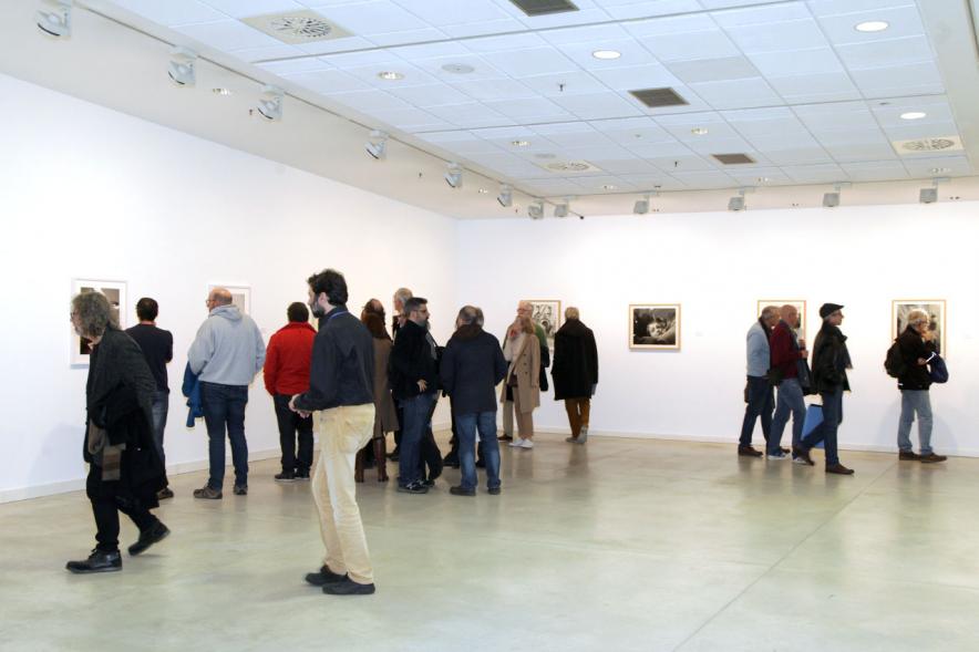 Presentación e Inauguración Exposición 25 Aniversario Colección de Fotografía de Alcobendas - Imagen de varios artistas recorriendo las salas del Centro de Arte de Alcobendas donde pueden ver sus obras expuestas.