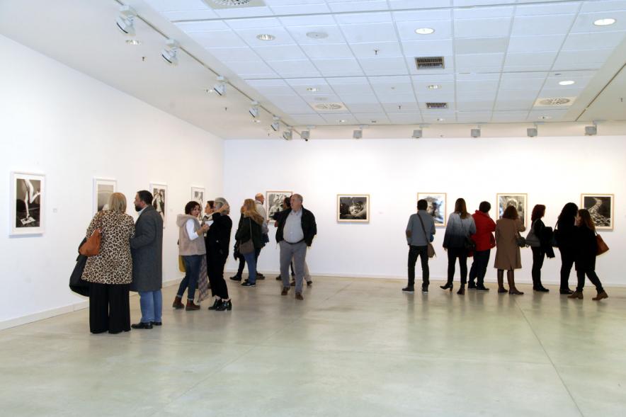 Presentación e Inauguración Exposición 25 Aniversario Colección de Fotografía de Alcobendas - Imagen de varios artistas recorriendo las salas del Centro de Arte de Alcobendas donde pueden ver sus obras expuestas.