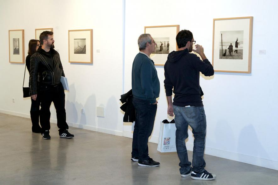 Presentación e Inauguración Exposición 25 Aniversario Colección de Fotografía de Alcobendas - Imagen de varios artistas recorriendo las salas del Centro de Arte de Alcobendas donde pueden ver sus obras expuestas.