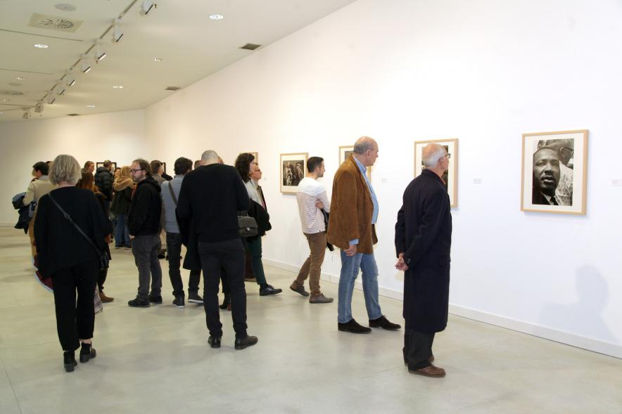 Presentación e Inauguración Exposición 25 Aniversario Colección de Fotografía de Alcobendas - Imagen de varios artistas recorriendo las salas del Centro de Arte de Alcobendas donde pueden ver sus obras expuestas.