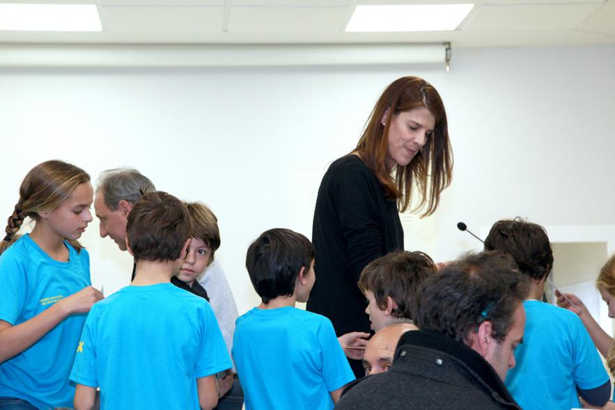 Presentación del Equipo de Atletismo del Colegio Base -  Los alumnos y su profesora.