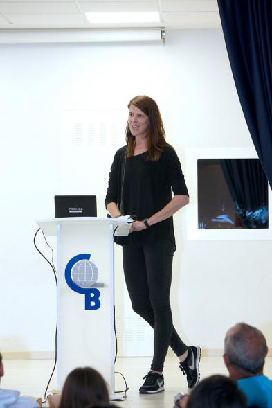 Presentación del Equipo de Atletismo del Colegio Base - la presentadora del evento.