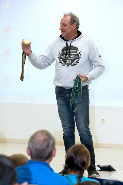 Presentación del Equipo de Atletismo del Colegio Base -  Un organizador.
