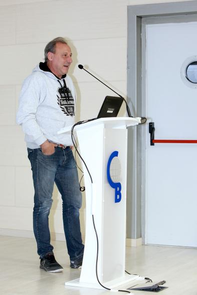 Presentación del Equipo de Atletismo del Colegio Base -  Un organizador.