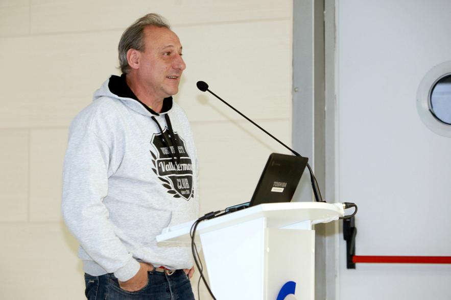 Presentación del Equipo de Atletismo del Colegio Base -  Un organizador.