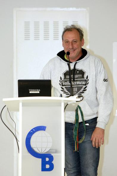 Presentación del Equipo de Atletismo del Colegio Base -  Un organizador.