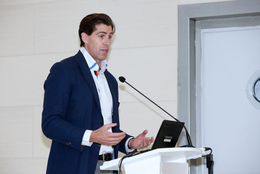 Presentación del Equipo de Atletismo del Colegio Base - Discurso de un responsable.