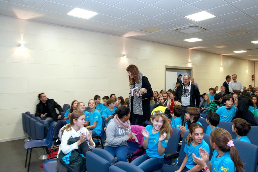 Presentación del Equipo de Atletismo del Colegio Base -  La presentadora con los alumnos.