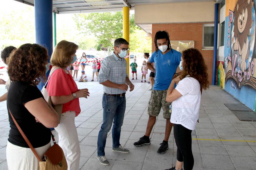 Delegación municipal charla con monitores