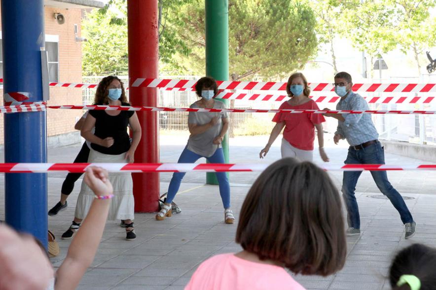 Delegación municipal baila durante la visita