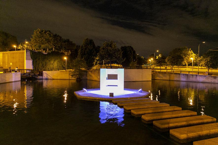 Vista nocturna del monolito en Homenaje a las Víctimas del Covid-19 (II)