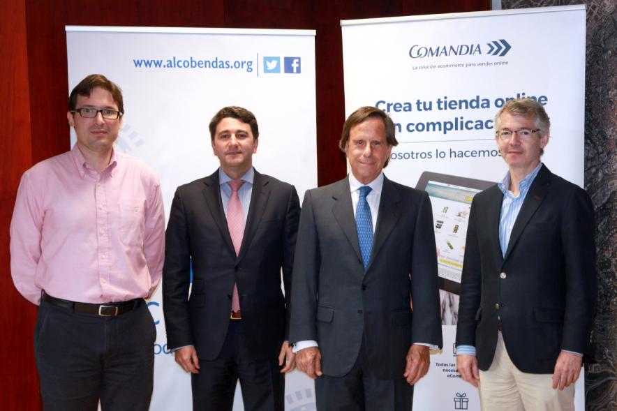 Firmantes posan tras la firma