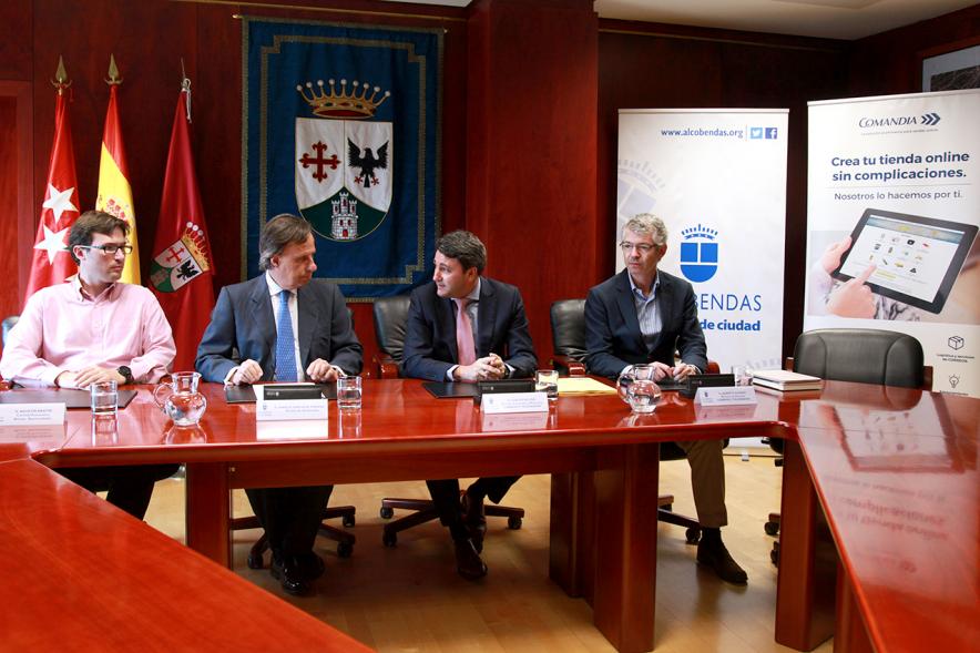 Representantes de cada una de las partes en la firma del acuerdo