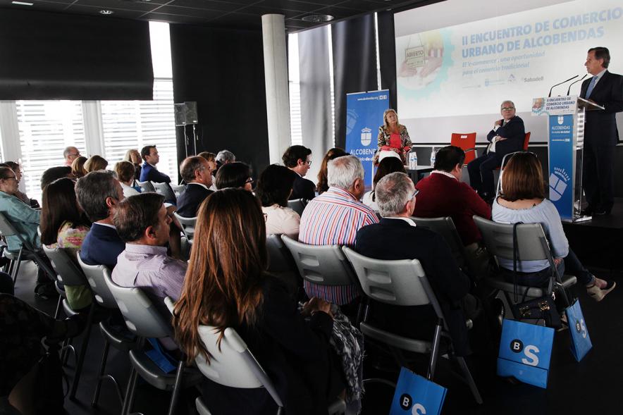 IIº Encuentro de Comercio Urbano de Alcobendas - Imagen lateral de los asistentes. y los ponentes.