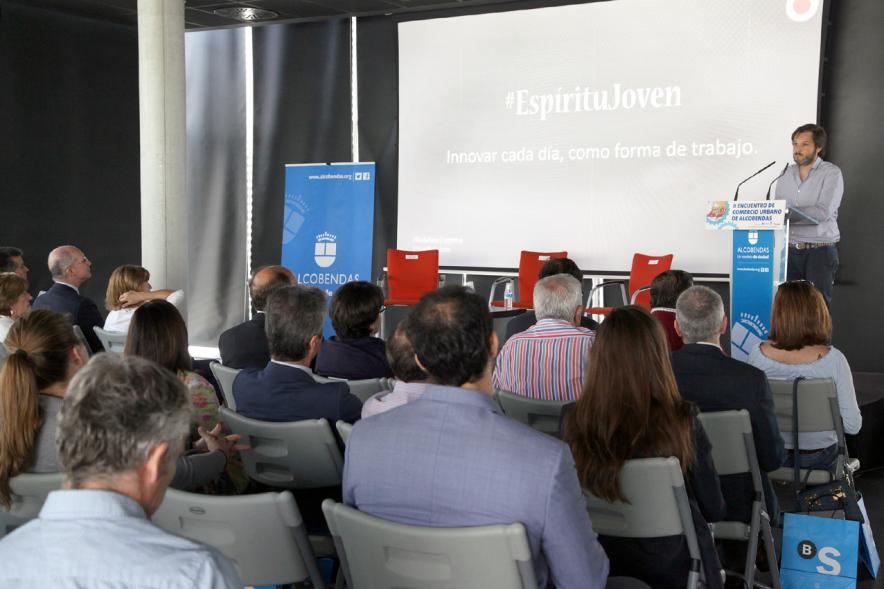 IIº Encuentro de Comercio Urbano de Alcobendas - Imagen lateral de los asistentes y un ponente.