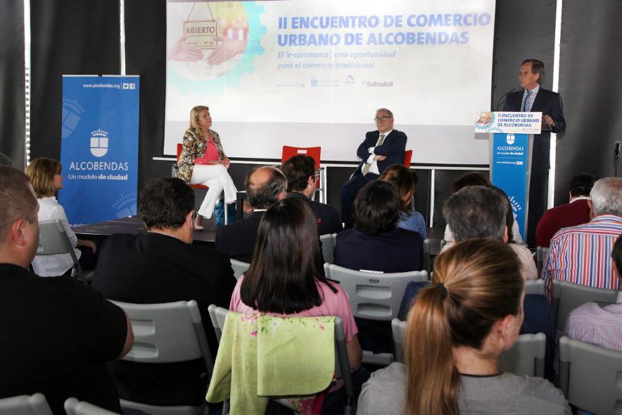 IIº Encuentro de Comercio Urbano de Alcobendas - Imagen central de los ponentes, el pùblico y el alcalde.