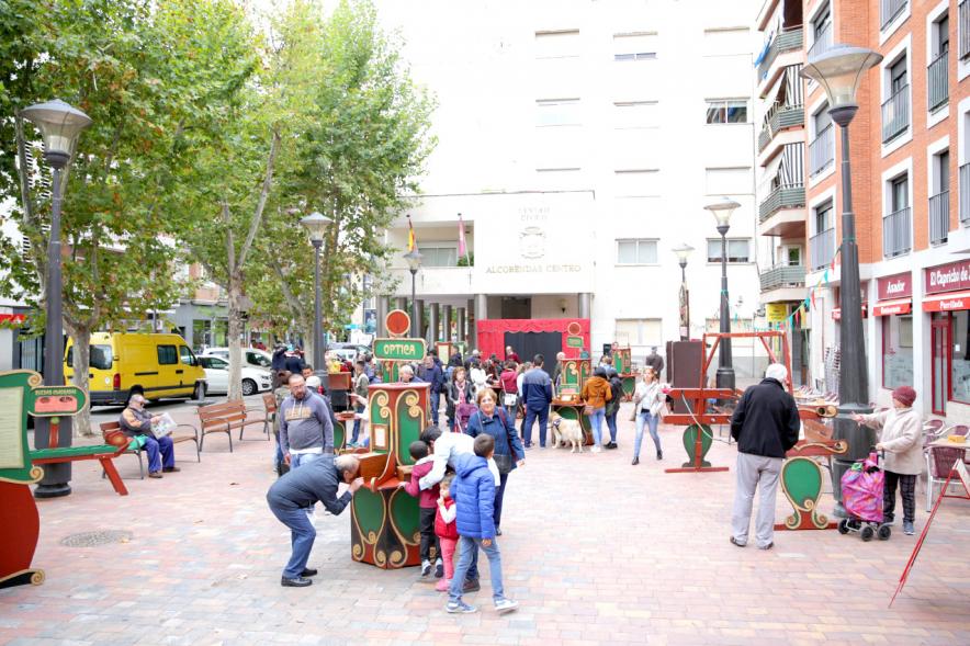 Vista general de los puestos y visitantes. Comercios Mágicos - 2019