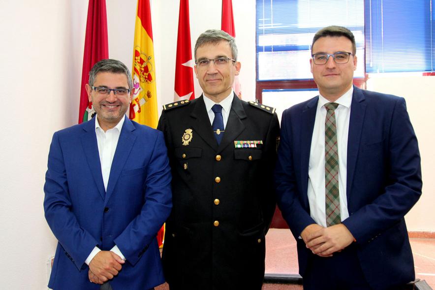 Alcalde Rafael Sánchez Comisario Rafael Gassó Peralta y Concejal Miguel Ángel Arranz. 