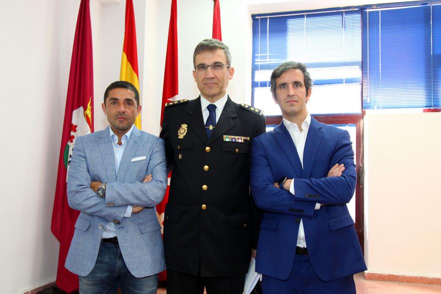 Nuevo Comisario Rafael Gassó Peralta y autoridades. 