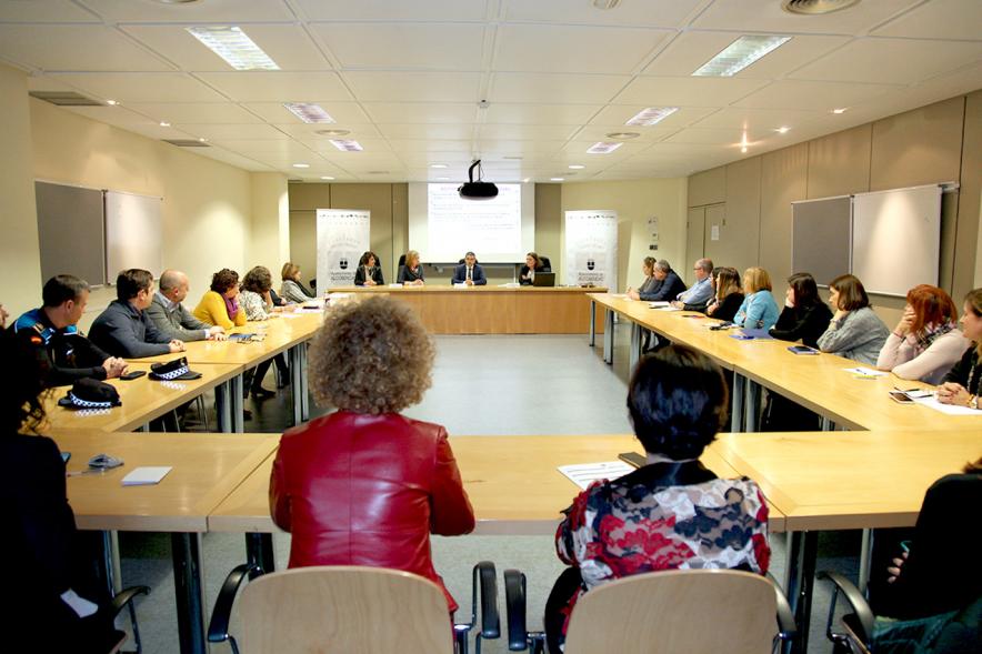 Comisión Pacto Social por el Fin de la VIolencia Machista - Plano general de la sala de conferencias.