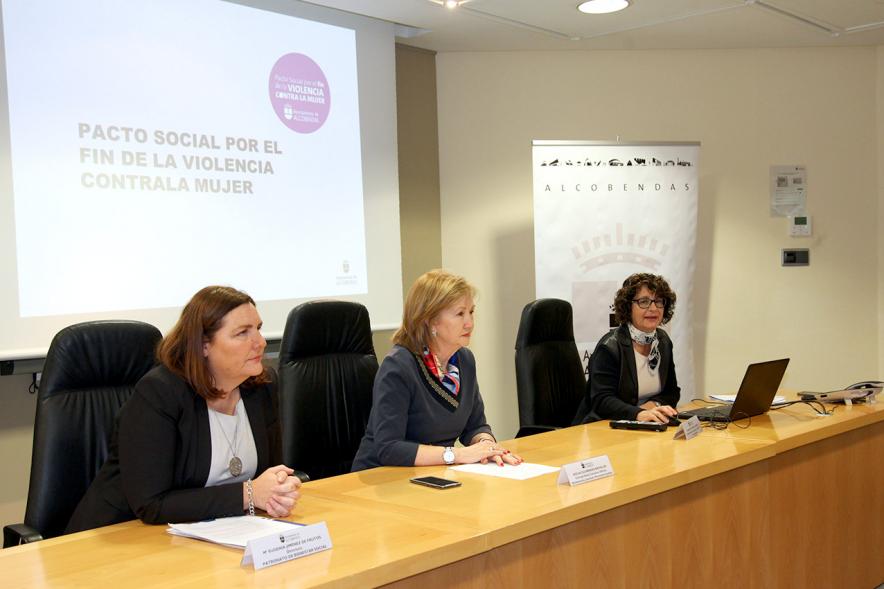 Comisión Pacto Social por el Fin de la VIolencia Machista - Plano lateral de la mesa de las ponentes.