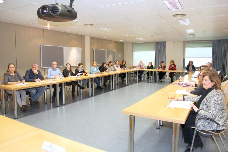 Comisión Pacto Social por el Fin de la VIolencia Machista - Plano general de la sala de conferencias.