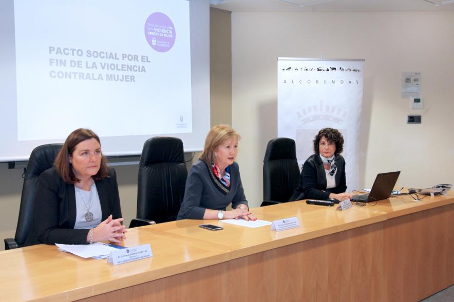 Comisión Pacto Social por el Fin de la VIolencia Machista - Primer plano de la mesa de las ponentes.