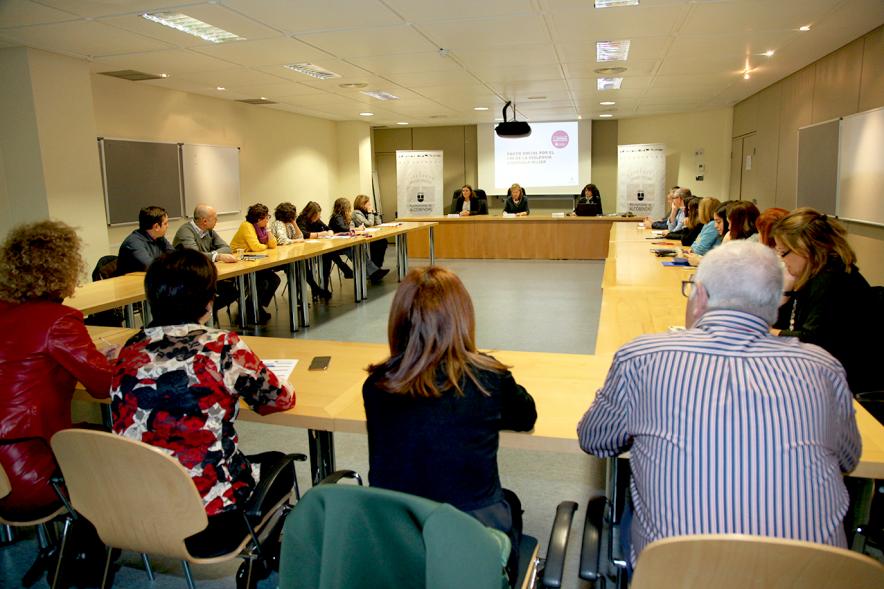 Comisión Pacto Social por el Fin de la VIolencia Machista - Plano general de la sala de conferencias.