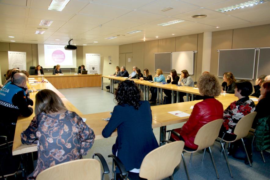 Comisión Pacto Social por el Fin de la VIolencia Machista - Plano general de la sala de conferencias.