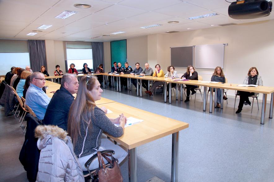 Comisión Pacto Social por el Fin de la VIolencia Machista -  Plano general de la sala de conferencias.