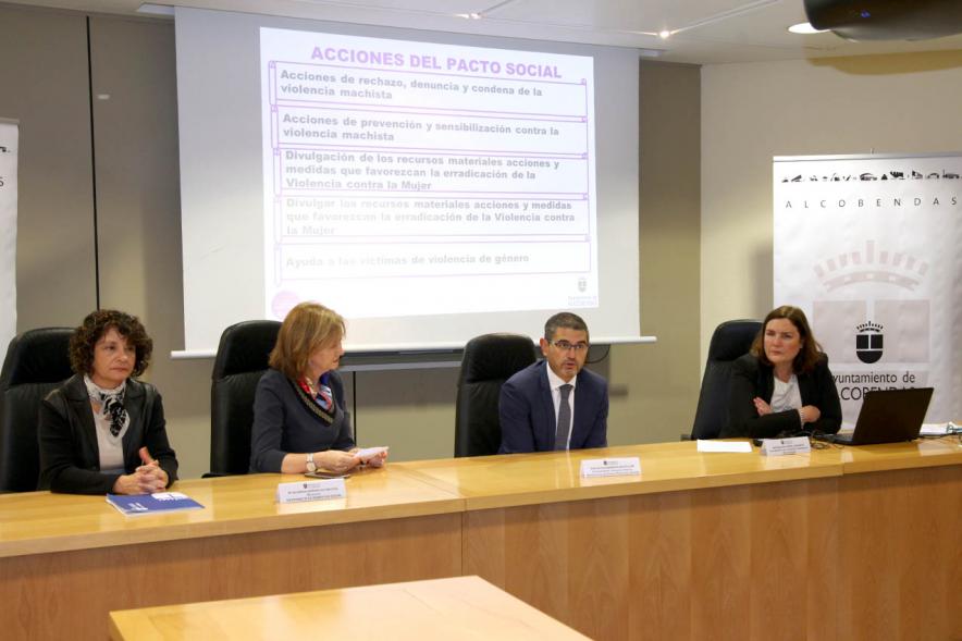 Comisión Pacto Social por el Fin de la VIolencia Machista -   Imagen de la mesa de dialogo con el alcalde Rafael Sánchez Acera.