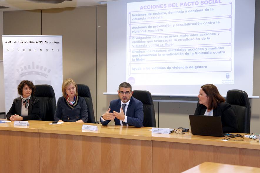 Comisión Pacto Social por el Fin de la VIolencia Machista -  Imagen de la mesa de dialogo con el alcalde Rafael Sánchez Acera.