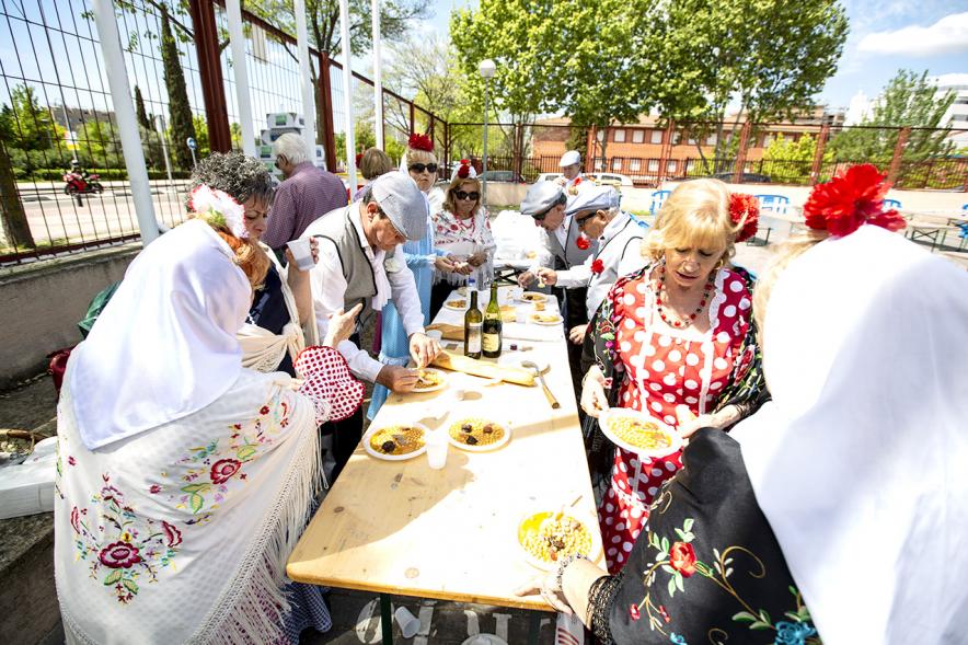 Día de la Comunidad de Madrid 2019 - Primer plano de los chulapos y las chulapas repartiendo el cocido.