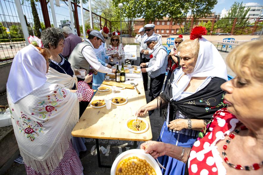 Día de la Comunidad de Madrid 2019 - Primer plano de los chulapos y las chulapas repartiendo el cocido al publico..